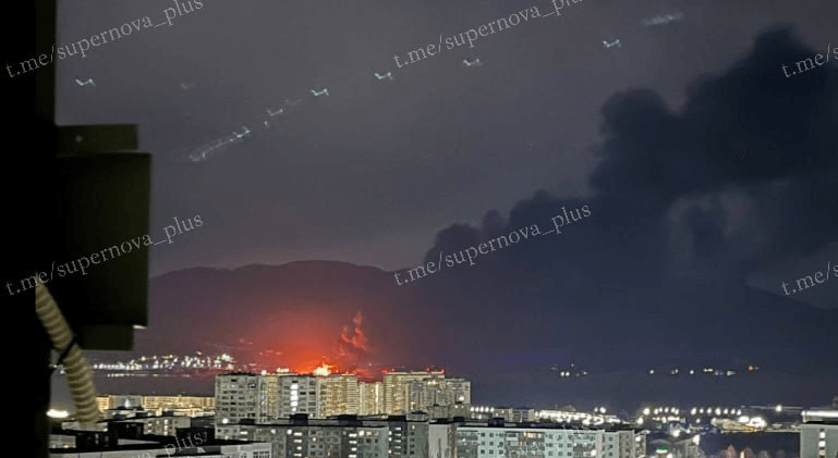 Фото: пожар в порту Новороссийска, 2 марта 2026 / Supernova+