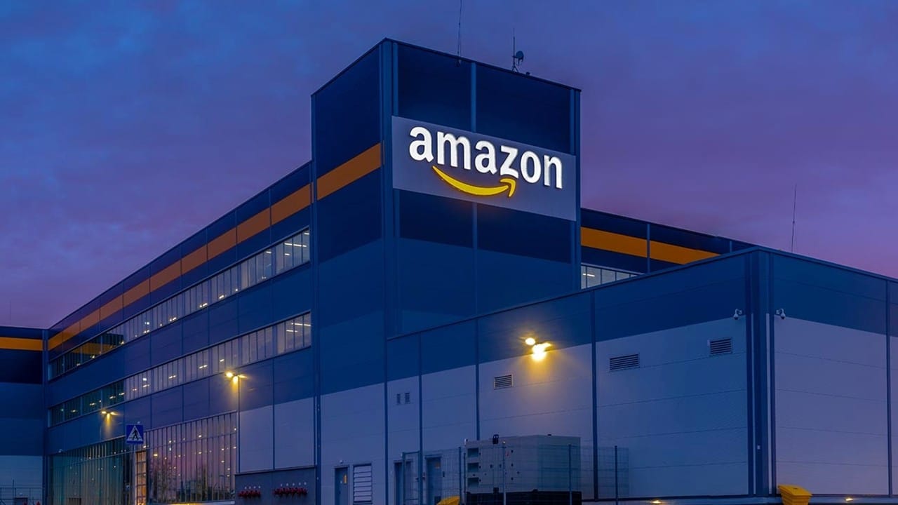 Российский суд впервые оштрафовал Amazon — за отказ удалить информацию о суициде и наркотиках