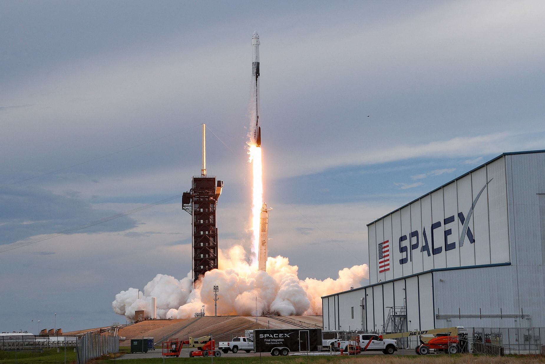 SpaceX отдаст приоритет лунному «саморазвивающемуся городу» перед проектом города на Марсе ради миссии по высадке на Луне