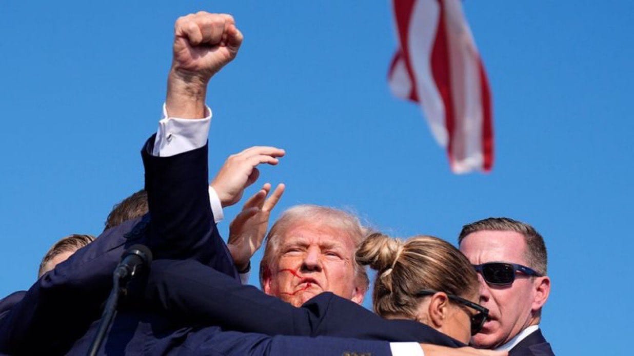 Во время стрельбы на митинге, где был ранен Трамп, один человек погиб, несколько ранены. Нападавшего застрелили сотрудники Секретной службы